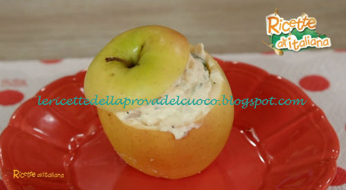 Ricette all'Italiana - Insalata di pollo nelle coppe di mela ricetta Anna Moroni