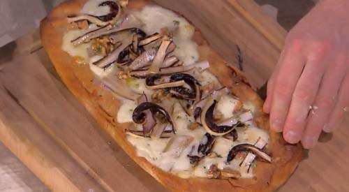 Pizza radicchio taleggio e noci ricetta Fulvio Marino