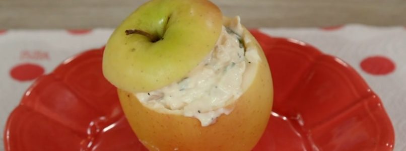 Ricette all’italiana | Ricetta insalata di pollo nelle coppe di mela di Anna Moroni