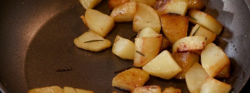 Ricette all’italiana | Ricetta patate arrostite in padella di Anna Moroni